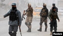 Polisi Afghanistan mengawasi lokasi serangan bom bunuh diri di Kabul. (Foto: Dok)