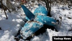6일 한국 강원도 삼척의 한 야산에서 발견된 북한제 추정 무인항공기. 이 무인항공기는 지난해 10월 처음 목격한 주민의 뒤늦은 신고로 수색 끝에 발견됐다. 