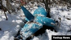 6일 한국 강원도 삼척의 한 야산에서 발견된 북한제 추정 무인항공기. 이 무인항공기는 지난 3일 주민의 신고로 수색 끝에 발견됐다. 