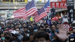 រូបឯកសារ៖ ក្រុមបាតុករហុងកុងគាំទ្រលទ្ធិប្រជាធិបតេយ្យនាំគ្នាដើរហែរក្បួននៅតាមដងវិថីនានាក្នុងទីក្រុងហុងកុង កាលពីថ្ងៃទី៨ ខែធ្នូ ឆ្នាំ២០១៩។