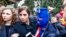 Ca sĩ Maria Alyokhina (trái) của ban nhạc Pussy Riot: “Đó là tình huống nguy hiểm khi các nhà báo bắt đầu phục vụ lợi ích của quyền lực vì đó là lý do tự do có thể bị mất đi.”