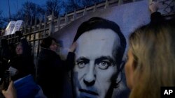 Ispred ruske ambasade u Varšavi, Poljska, u petak, 16. februara 2024. (AP Photo/Czarek Sokolowski)