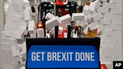 នាយករដ្ឋមន្រ្តីអង់គ្លេសលោក Boris Johnson ជិះត្រាក់ទ័របុកគំនរស្នោរ ដោយមានស្លាក «បញ្ចប់ Brexit» ជាប់ត្រាក់ទ័រ នៅរោងចក្រមួយ នៅក្រុង Uttoxeter ប្រទេសអង់គ្លេស។ 