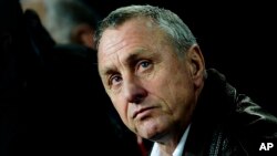 L’entraîneur néerlandais Johan Cruyff regarde attentivement durant un match de football amical de Catalunya contre l'Argentine au stade Camp Nou à Barcelone, Espagne, 22 décembre 2009. 