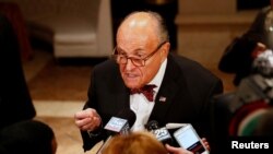 រូបឯកសារ៖ មេធាវីផ្ទាល់ខ្លួនរបស់ប្រធានាធិបតីអាមេរិកលោក Donald Trump ឆ្លើយសំណួរអ្នកសារព័ត៌មាននៅរមណីយដ្ឋាន Mar-a-Lago ក្នុងក្រុង Palm Beach រដ្ឋ Florida កាលពីថ្ងៃទី៣១ ខែធ្នូ ឆ្នាំ២០១៩។ 