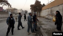 Polisi Afghanistan mengamankan lokasi serangan pembom bunuh diri di Kabul, yang melukai kepala intelijen Afghanistan, Asadullah Khalid hari Kamis (6/12).