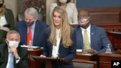 សមាជិកព្រឹទ្ធសភាតំណាងរដ្ឋ Georgia អ្នកស្រី Kelly Loeffler ថ្លែងនៅក្នុងសម័យប្រជុំពេញអង្គរបស់ព្រឹទ្ធសភាដោយដកជំហរតវ៉ាប្រឆាំងរបស់អ្នកស្រី ទៅនឹងលទ្ធផលនៃការបោះឆ្នោតក្នុងរដ្ឋ Arizona បន្ទាប់ពីក្រុមបាតុករបានសម្រុកចូលក្នុងវិមានសភា នៅរដ្ឋធានីវ៉ាស៊ីនតោន ថ្ងៃទី៦ ខែមករា ឆ្នាំ២០២១។ 