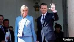 Presiden Perancis Emmanuel Macron dan istrinya, Brigitte Trogneux, di istana Elysee di Paris, 14 Mei 2017.