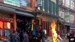 Polisi Nepal segera bergerak saat seorang biksu melakukan aksi bakar diri di Katmandu, Nepal (13/2). Biksu dari biara Kirti di Ngaba ini merupakan korban tewas ke-100 dengan aksi bakar diri sebagai ungkapan protes kepada pemerintah Tiongkok yang menguasai wilayah mereka. 