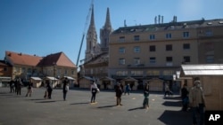 지난 9일 크로아티아 자그레브의 한 시장에서 물건을 사려는 사람들이 신종 코로나바이러스 감염을 막기 위해 거리를 유지하고 있다.