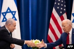 Presiden AS Joe Biden berjabat tangan dengan Perdana Menteri Israel Benjamin Netanyahu saat mereka bertemu di sela-sela Majelis Umum PBB ke-78 di New York City pada 20 September 2023. (Foto: AFP)