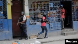La police patrouille dans les rues de Port-au-Prince, après que des membres de gangs ont tenté d'attaquer un poste de police, 25 avril 2023. Reuters / Ralph Tedy Erol
