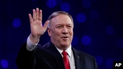 Državni sekretar Majk Pompeo maše okupljenima pre govora na 101. Nacinalnoj konvenciji Američke lige u Indijanapolisu, 27. avgusta 2019.