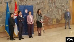 Šef misije OEBS-a u Srbiji Andrea Oricio, premijerka Srbije Ana Brnabić (u sredini) i ministarka pravde Nela Kuburović obraćaju se novinarima u pauzi finalne rasprave o promeni Ustava Srbije, u Palati Srbija, Beograd, 5. marta 2018. (VOA)