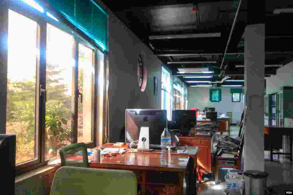 ការិយាល័យ​កាសែត​ The Cambodia Daily ក្រោយ​កាសែត​មួយ​នេះ​សម្រេច​ចិត្ត​បិទទ្វារ បន្ទាប់​ពី​ប្រតិបត្តិការ​បោះពុម្ភផ្សាយ​អស់​រយៈពេល​ ២៤ឆ្នាំ​និង​១៥ថ្ងៃ​ តាំងពី​ឆ្នាំ១៩៩៣​មក រាជធានីភ្នំពេញ​ នៅថ្ងៃទី៤ ខែកញ្ញា​ ឆ្នាំ២០១៧។  (ខាន់ សុគុំមនោ/VOA)