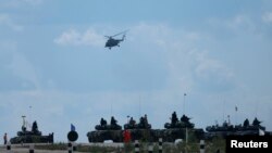 ឧទ្ធម្ភាចក្រ​​​មួយ​​​គ្រឿន​​​ហោះ​​​កាត់​​​រថក្រោះ​​​នៅ​​​តំបន់ Alabino ខាង​​​ក្រៅ​​​ក្រុង​​​ម៉ូស្គូ ប្រទេស​​​រុស្ស៊ី កាល​​​ពី​​​ថ្ងៃ​​​ទី​​​៤ សីហា ឆ្នាំ​​​២០១៤។