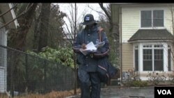 Seorang pegawai pos AS sedang mengantar surat di Washington, DC. Dinas pos Amerika kemungkinan harus mem-PHK 30 persen karyawannya.