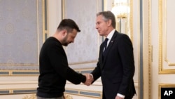 (از سمت راست) آنتونی بلینکن، وزیر خارجه آمریکا، و ولودیمیر زلنسکی، رئیس جمهور اوکراین (آرشیو)