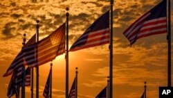 ទង់ជាតិ​សហរដ្ឋ​អាមេរិក​ នៅ​ជុំវិញ​វិមាន​វ៉ាស៊ីនតោន នៅ​ថ្ងៃ​ប្រារព្ធ​ទិវា​​ឯករាជ្យជាតិ​​ ៤កក្កដា នៅ​រដ្ឋ​ធានី​វ៉ាស៊ីនតោន។