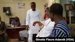 Le député Mohamed Atao Hinnouho, et à ses côtés l'ancien président Nicephore Soglo assi près de Valentin Djenontin, à Cotonou. (VOA/Ginette Fleure Adandé)