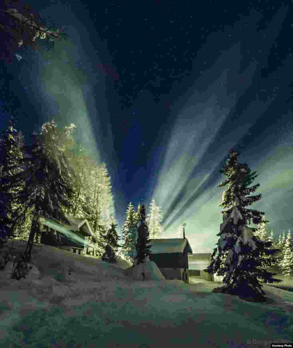 Georgiya Xoferning &quot;Osmondagi nur&quot; asari (www.cortinastelle.it). (&copy; twanight.org/contest) 