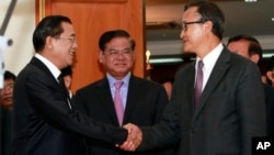 លោក ហ៊ុន សែន ចាប់​ដៃ​ជាមួយ​លោក​ សម រង្ស៊ី ក្នុង​វត្តមាន​លោក ស ខេង នៅ​រដ្ឋសភា​ជាតិ​ កាល​ពី​ថ្ងៃ​ទី​១៦ កញ្ញា ២០១៣។