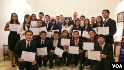 និសិ្សត​បញ្ញាវ័ន្ត​ខ្មែរ​ចំនួន​២០​រូប​គ្រោង​បាន​ទទួល​អាហារូបករណ៍​ទៅសិក្សា​នៅ​ចក្រភព​អង់គ្លេស​ផ្នែក​បរិញ្ញា​ប័ត្រ​ជាន់ខ្ពស់ កាលពី​ថ្ងៃពុធ ទី៣១ ខែសីហា ឆ្នាំ២០១៦។