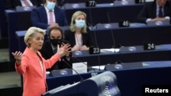 ប្រធាន​គណៈកម្មការ​សហភាព​អឺរ៉ុប​លោកស្រី Ursula von der Leyen ថ្លែង​សុន្ទរកថា​នៅ​សភា​អឺរ៉ុប​នៅ​ទីក្រុងStrasbourg ប្រទេស​បារាំង កាលពី​ថ្ងៃទី១៥ ខែកញ្ញា ឆ្នាំ២០២១។ (Reuters/Yves Herman/Pool)