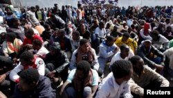 Migran ilegal Afrika ditahan di pusat penahanan di Tripoli, Libya (foto: dok). 