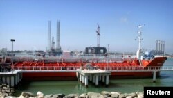 Sebuah supertanker Rusia berlabuh di terminal minyak Neka, 300 km timur laut Iran. (Foto: Reuters)