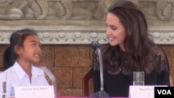 Angelina Jolie at a press conference of "First They Killed My Father" on February 18, 2017, Siem Reap, Cambodia. (Neou Vannarin/VOA Khmer) 