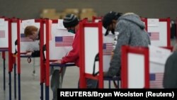 ពលរដ្ឋអាមេរិកាំងកំពុងបោះឆ្នោតនៅការិយាល័យបោះឆ្នោត Kentucky Exposition Center ក្នុងក្រុង Louisville រដ្ឋ Kentucky ថ្ងៃទី៣ ខែវិច្ឆិកា ឆ្នាំ២០២០។