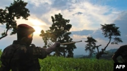 Un soldat congolais en position a Kavumu, Nord Kivu, RDC, 3 juin 2012