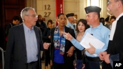 Alain Gauthier, à gauche, et sa femme Dafroza Gauthier, appelés "chasseurs" du génocide arrivent à la cour d’un tribunal à Paris, où deux anciens maires rwandais, Tite Barahirwa, 64 et Octavien Ngenzi, 58 ont comparu pour avoir incité et de prendre un rôle de premier plan dans un massacre de masse locale de Tutsis pendant les premiers jours du génocide rwandais de 1994, le mardi 10 mai 2016. (AP Photo / Francois Mori)