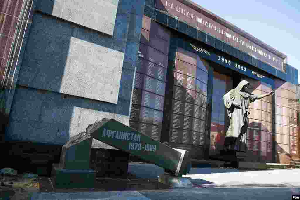 In central Tiraspol, a memorial to the fallen in Transdniester's war for independence in the spring of 1992. Russian troops tipped the balance in favor of Trasndniester and there has been no fighting since. (Vera Undritz for VOA)