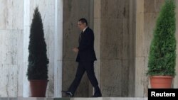 Rumunski premijer Viktor Ponda odlazi iz sedišta vlade pošto je najavio ostavku, Bukurešt 4. novembar 2015. 