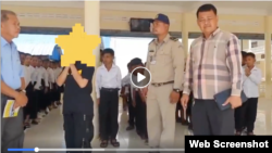 ​វីដេអូ​ដែល​បង្ហោះ​ដោយ​ស្នងការ​ដ្ឋាន​នគរបាល​ខេត្ត​កំពត​នៅ​ថ្ងៃ​ព្រហស្បតិ៍​នេះ​ បង្ហាញ​​​​​​​​អត្ត​សញ្ញាណ​កុមារី​​អាយុ​១៤​ឆ្នាំ​ម្នាក់​ និយាយ​សុំទោស ​ជា​សាធារណៈ​ពាក់ព័ន្ធ​នឹង​ការ​ចែក​ចាយ​ព័ត៌មានថា​មាន​​​អ្នក​ស្លាប់​ដោយ​សារ​វីរុស​កូវីដ-១៩​នៅ​ខេត្ត​កំពត។ ​