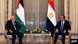 Presiden Otoritas Palestina Mahmoud Abbas (kiri) bertemua dengan Presiden Mesir Abdel-Fattah el-Sissi dalam KTT Liga Arab terkait situasi di Gaza yang digelar di Kairo, pada 4 Maret 2025. (Foto: PPO/AFP)