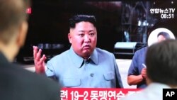 Pemimpin Korea Utara, Kim Jong-un, dalam penayangan berita di layar televisi di stasiun kereta api Seoul, Korea Selatan. (Foto: dok).