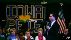 2020 민주당 대선 경선 후보 중 한 명인 피트 부티지지 전 사우스벤드 시장이 30일 아이오와주 마셜타운 유세에서 연설했다.