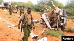 Les éléments des forces de sécurité autour d’un véhicule touché par une explosion à Garissa, Kenya, 24 mai 2017.