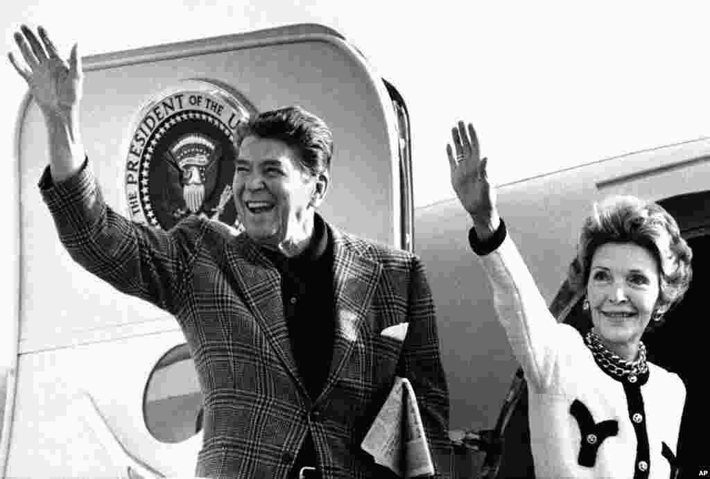 President Ronald Reagan and first lady Nancy Reagan wave farewell from the doorway of Air Force One prior to their departure from Los Angeles International Airport, Los Angeles, California, Dec. 29, 1984.