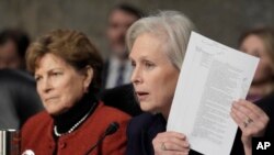 Senatorka Kirsten Gilibrend govori na pretresu potvrde Pita Hegseta za sekretara za odbranu, u Vašingtonu, 14. januara 2025, sedeći pored senatorke Džin Šahin. (Foto: AP/J. Scott Applewhite)