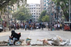 12일 미얀마 양곤에서 군부 쿠데타 반대 시위가 계속됐다.