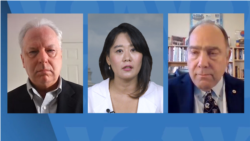 켄 고스 국장(왼쪽)과 브루스 벡톨 교수(오른쪽)가 대담을 하고 있다. 가운데는 진행자인 김영교 기자.