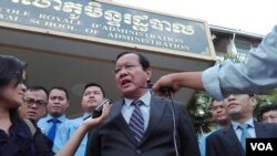 លោក ប្រាក់ សុខុន រដ្ឋមន្រ្តី​ក្រសួងការបរទេស​កម្ពុជា និយាយ​ទៅ​កាន់​អ្នក​កាសែត​នៅ​ក្នុង​បាឋកថា​មួយ ទទួល​យក​ជនជាតិ​កម្ពុជា ដែល​បញ្ជូន​មកពី​សហរដ្ឋអាមេរិក​វិញ បន្ទាប់​ពី​អាមេរិក​ប្រកាស​លែង​ផ្តល់​ទិដ្ឋាការ​ប្រភេទ​មិនមែន​អន្តោប្រវេសន៍ ឲ្យ​មន្រ្តី​ជាន់ខ្ពស់​នៃ​ក្រសួង​ការបរទេស​កម្ពុជា​នៅព្រឹក​ថ្ងៃ​ព្រហស្បត្តិ៍​ទី​១៤ កញ្ញា ២០១៧ ។ (អូន​ ឆេងប៉រ/VOA) 