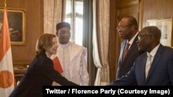 La ministre française des Armées, Florence Parly, à droite, lors d’un entretien avec le président Mahamadou Issoufou, deuxième à droite, à Niamey, Niger, 4 juin 2018. (Twitter/ Florence Parly) 