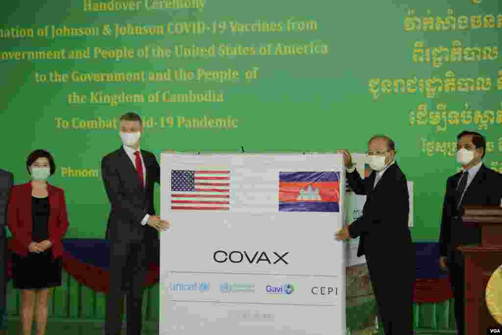 កម្ពុជាបានទទួលវ៉ាក់សាំងបង្ការជំងឺកូវីដ១៩ប្រភេទ Johnson &amp;Johnson ចំនួន៥០ម៉ឺនដូស ដែលជាជំនួយរបស់សហរដ្ឋអាមេរិក នៅថ្ងៃទី ៣០ ខែកក្កដា ឆ្នាំ២០២១។ (ហ៊ាន សុជាតា/វីអូអេ)