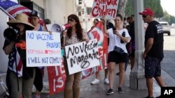 Kelompok warga AS anti-vaksinasi melakukan aksi unjuk rasa menentang mandat vaksin di Los Angeles, California (9/9).