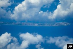Struktur dan bangunan China di pulau buatan di Mischief Reef di gugusan Pulau Spratly di Laut China Selatan, 20 Maret 2022. (Foto: AP)